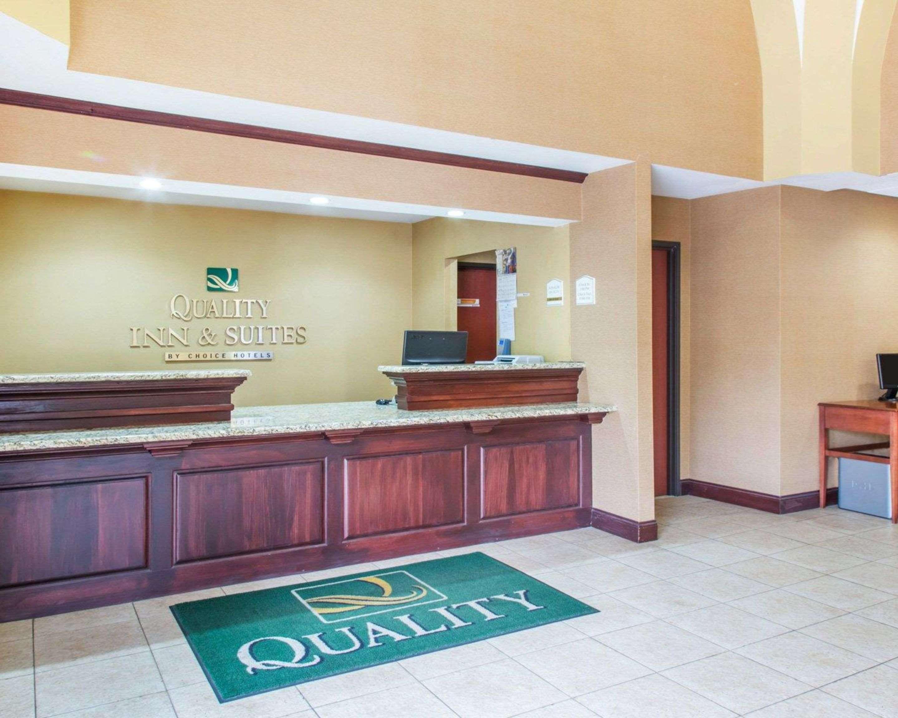 Quality Inn & Suites Меридън Екстериор снимка